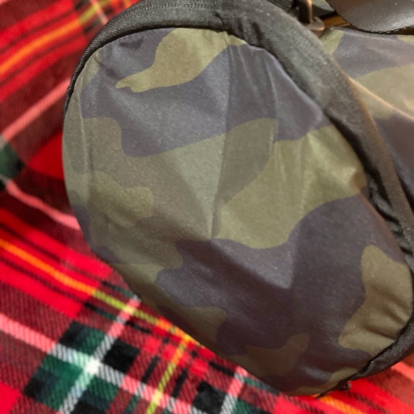 ❌ SOLD NEW VS PINK Camo Duffle Bag - Picture 5 of 5